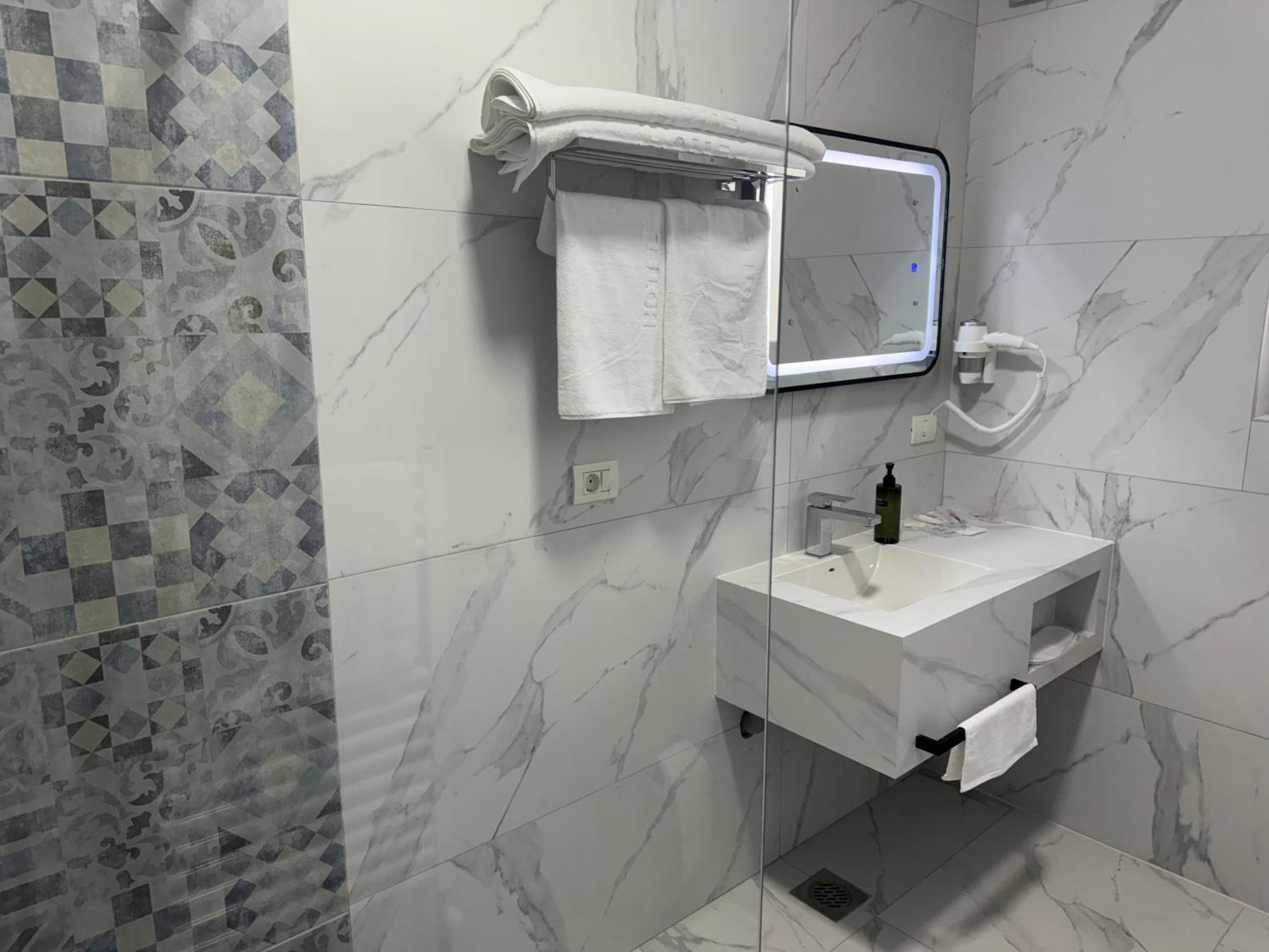 Hotel Le Manoir Гостивар Экстерьер фото